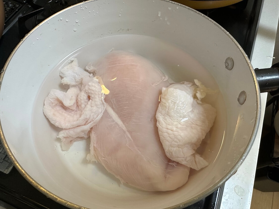 鶏皮でコク旨キムチチゲ。鶏肉の茹で汁スープの活用にもオススメのレシピ