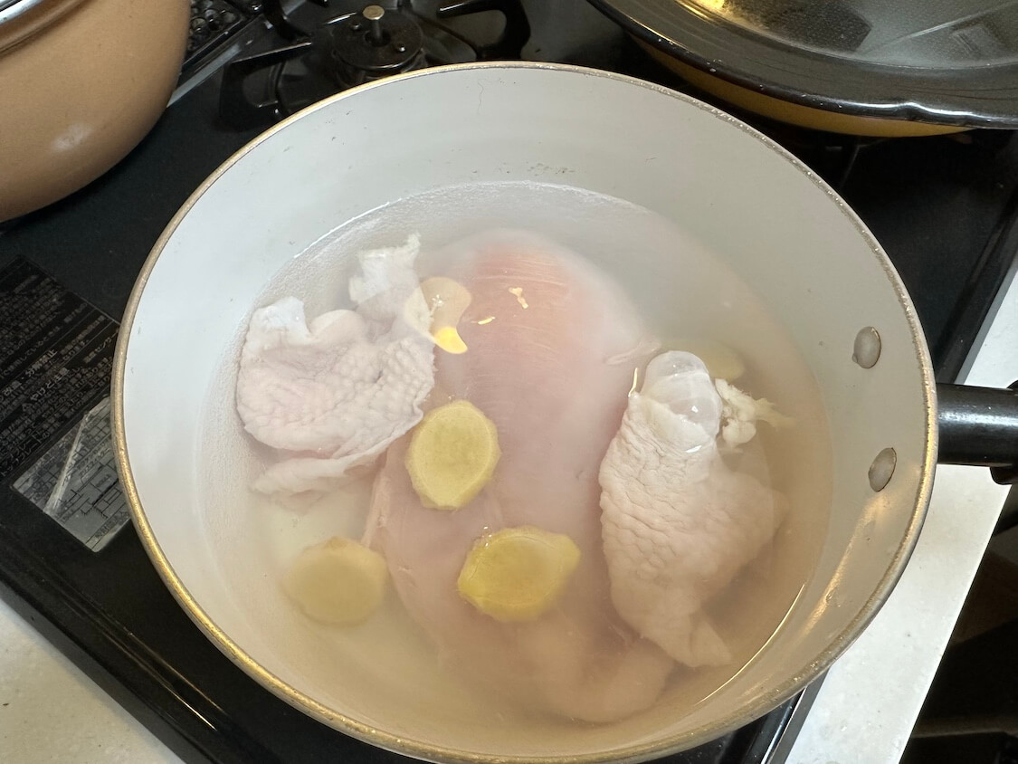 鶏皮で！絶品キムチチゲの作り方。鶏肉の茹で汁スープの活用にもオススメ