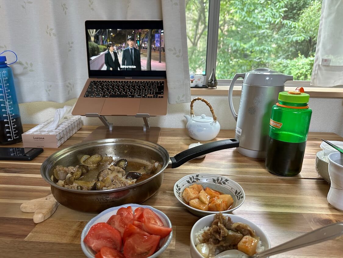 ナスと豚の甘辛炒めとカクテキ。韓国ドラマ