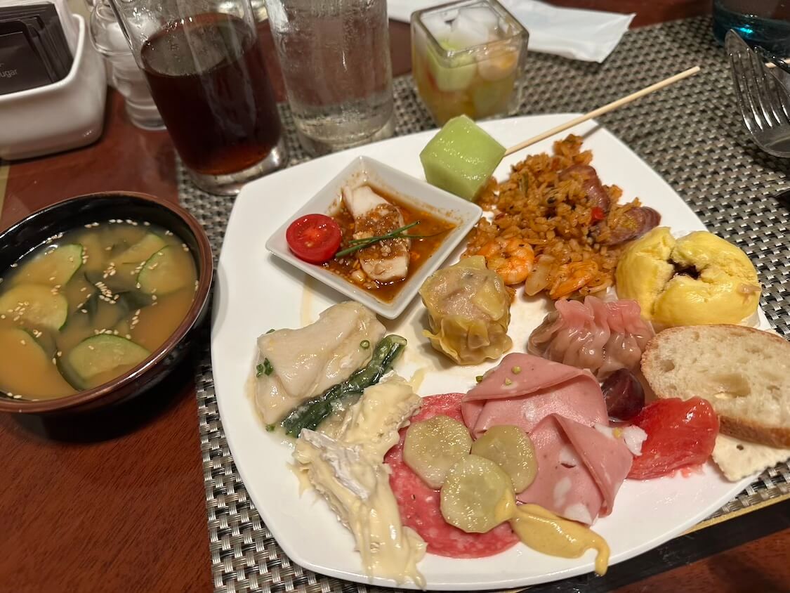 ヒルトンのビュッフェでキュウリの冷やしスープ。韓国のネングク