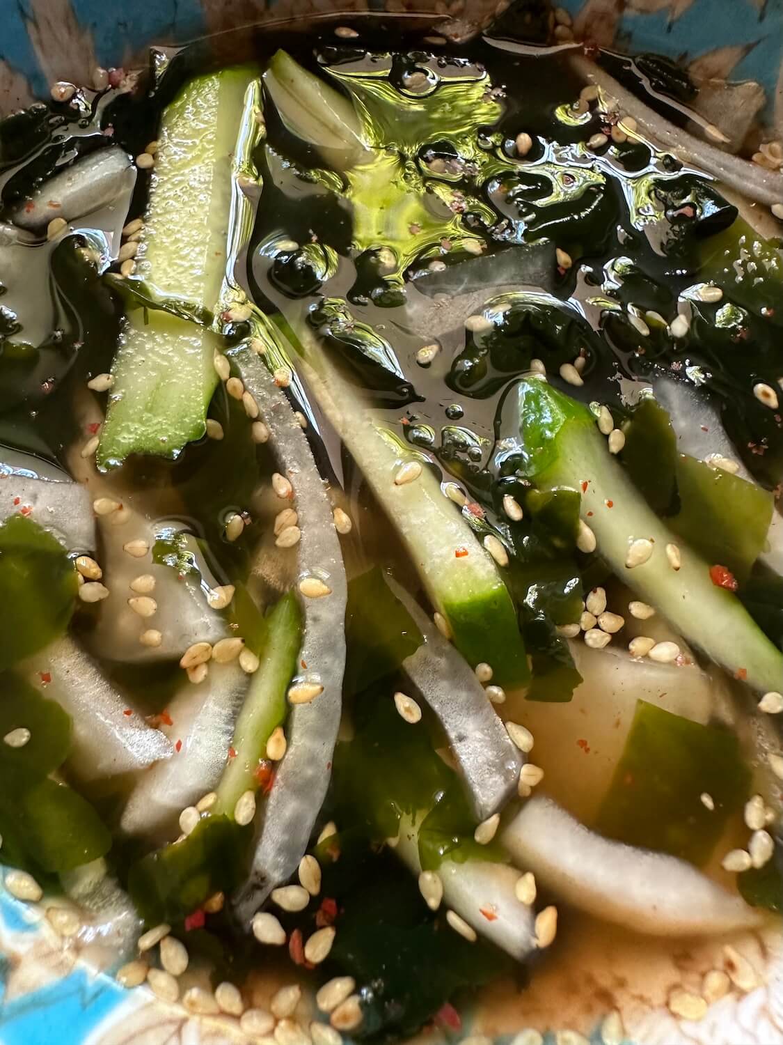 簡単！きゅうりとわかめの冷たいスープ【韓国レシピ】麺つゆやピリ辛アレンジも