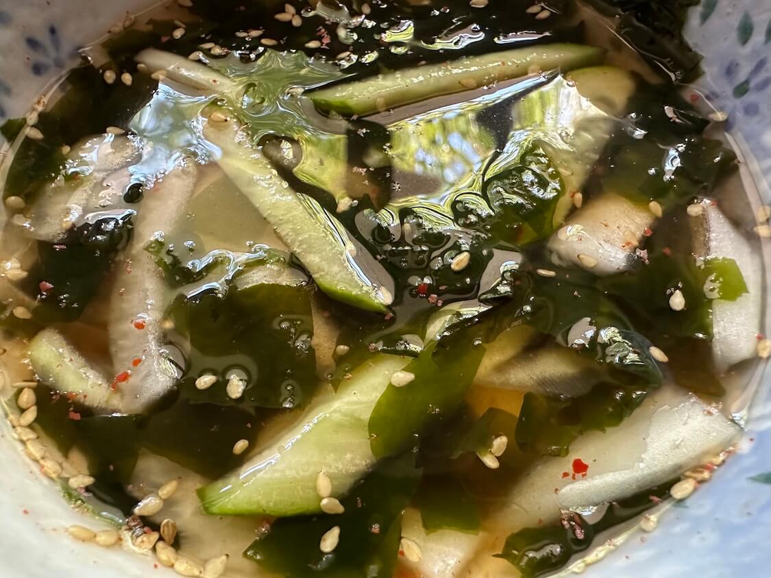 簡単！きゅうりとわかめの冷たいスープ【韓国レシピ】麺つゆやピリ辛アレンジも