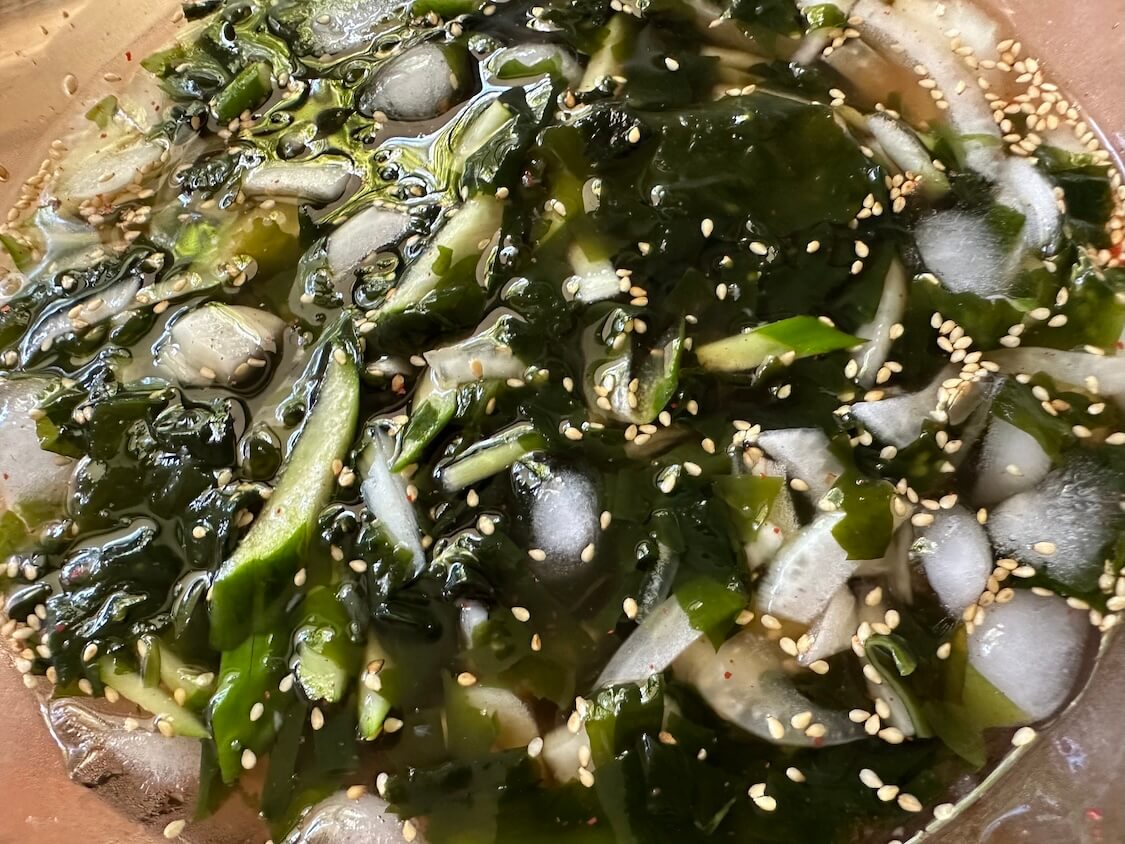 簡単！きゅうりとわかめの冷たいスープ【韓国レシピ】麺つゆやピリ辛アレンジも