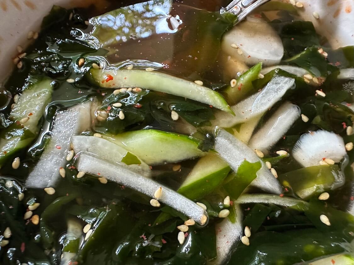 簡単！きゅうりとわかめの冷たいスープ【韓国レシピ】麺つゆやピリ辛アレンジも