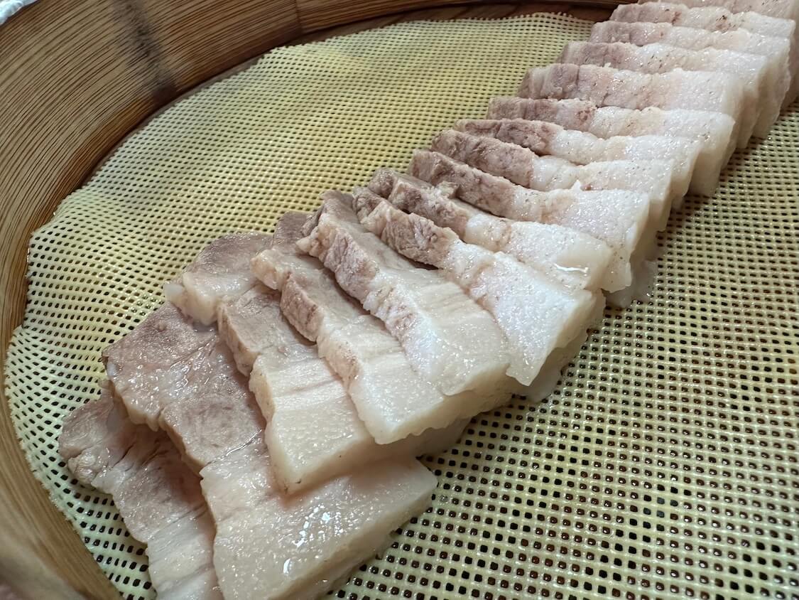 そば粉入り韓国の麺料理マッククス。ポッサムなど他のメニュー