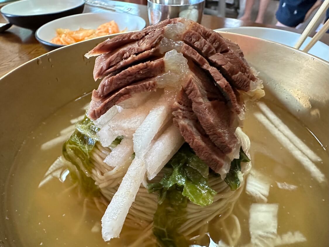 そば粉入り韓国の麺料理マッククス。お肉たっぷり