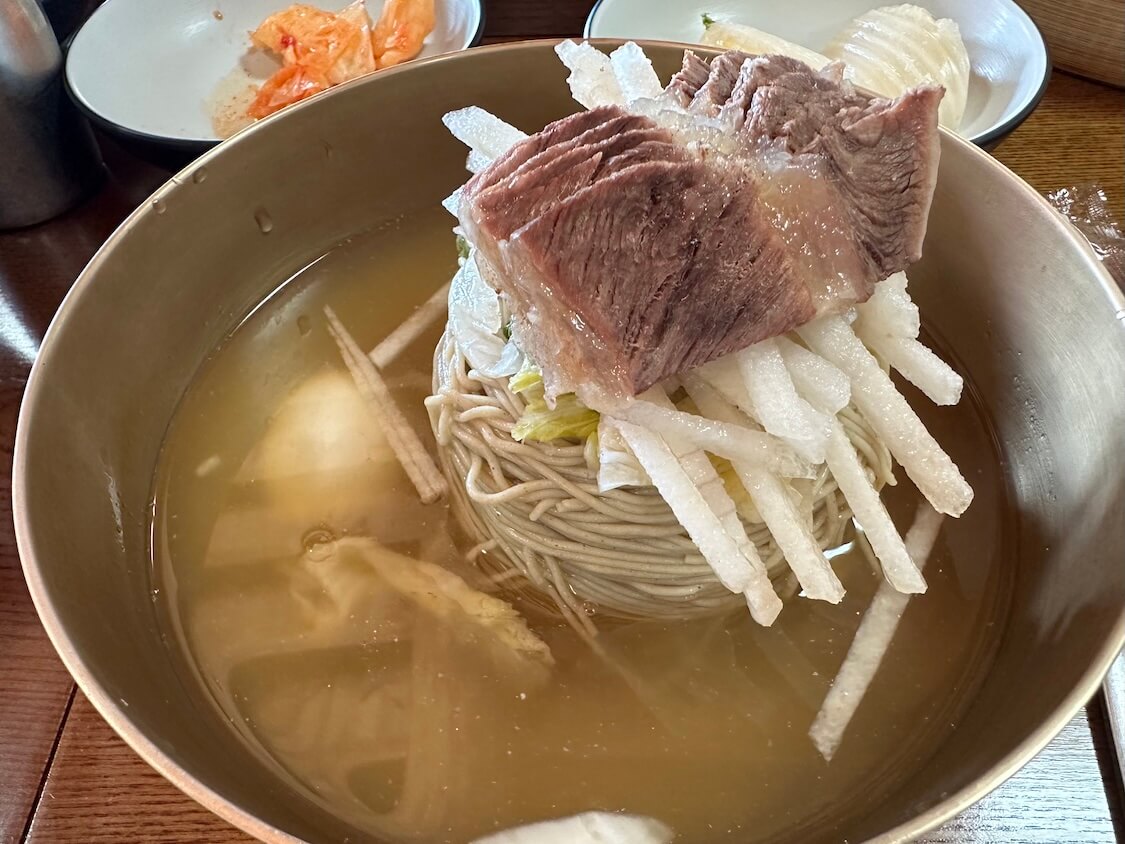 そば粉入り韓国の麺料理マッククス。スープが美味しい水マッククス