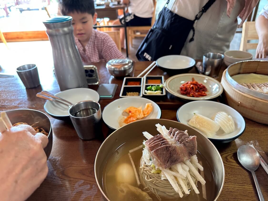 そば粉入り韓国の麺料理マッククス。食べ方