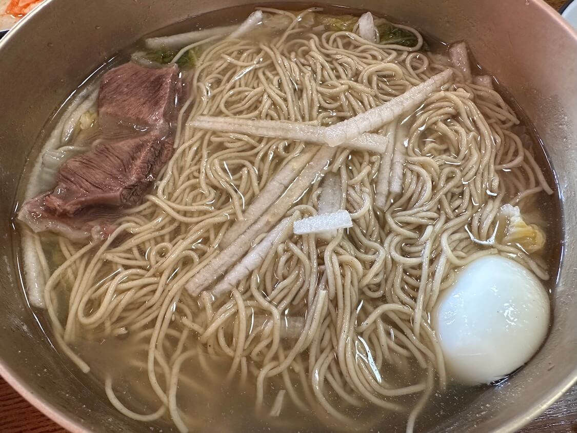 そば粉入り韓国の麺料理マッククス。スープが美味しい水マッククス