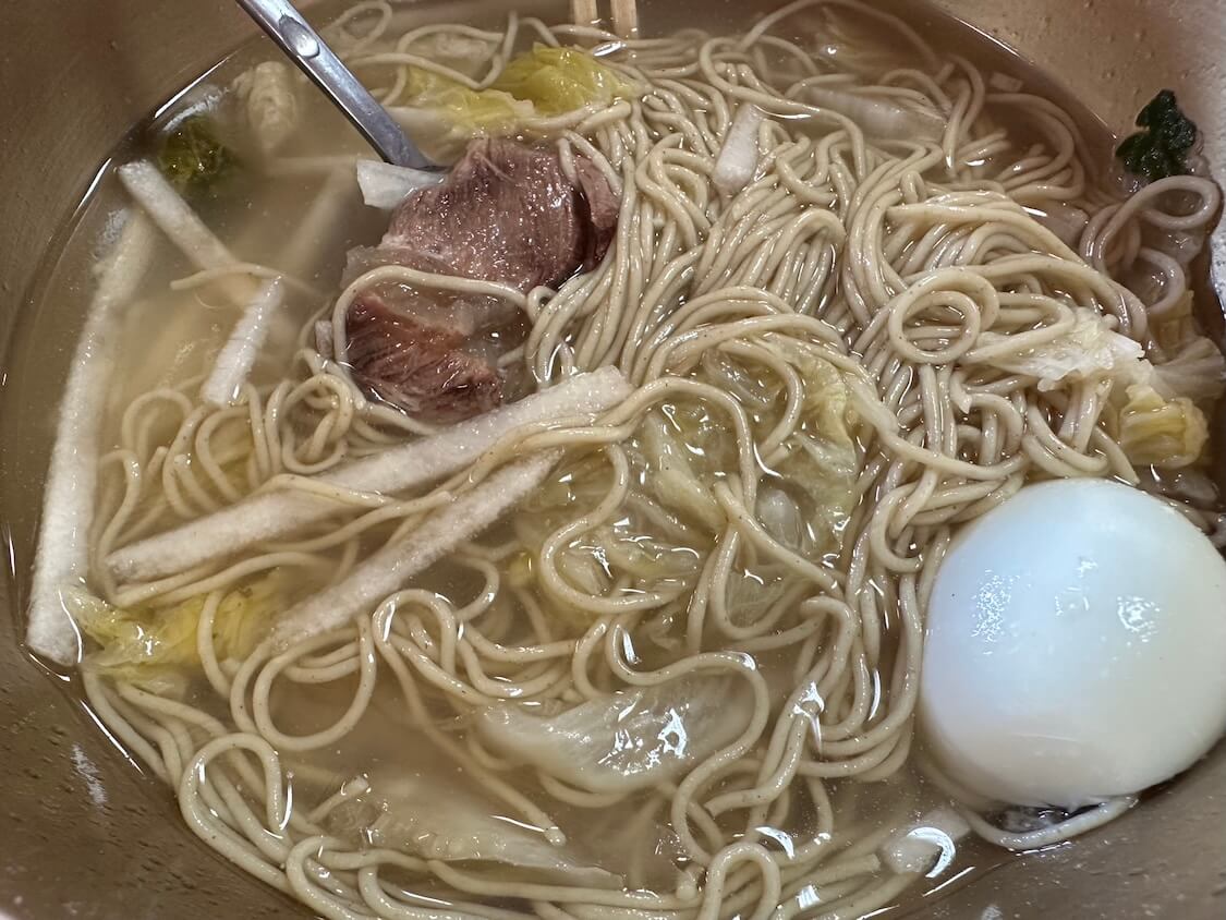 そば粉入り韓国の麺料理マッククス。スープが美味しい水マッククス