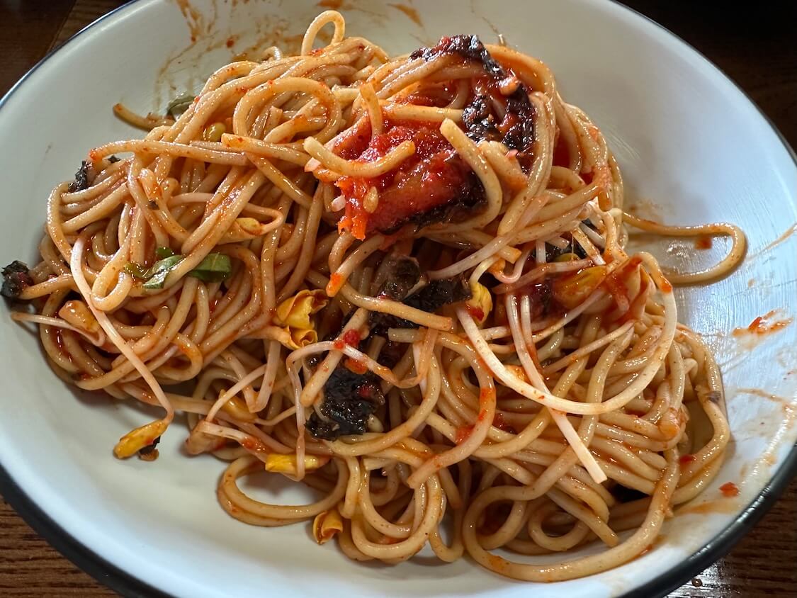 そば粉入り韓国の麺料理マッククス。ビビンマッククス