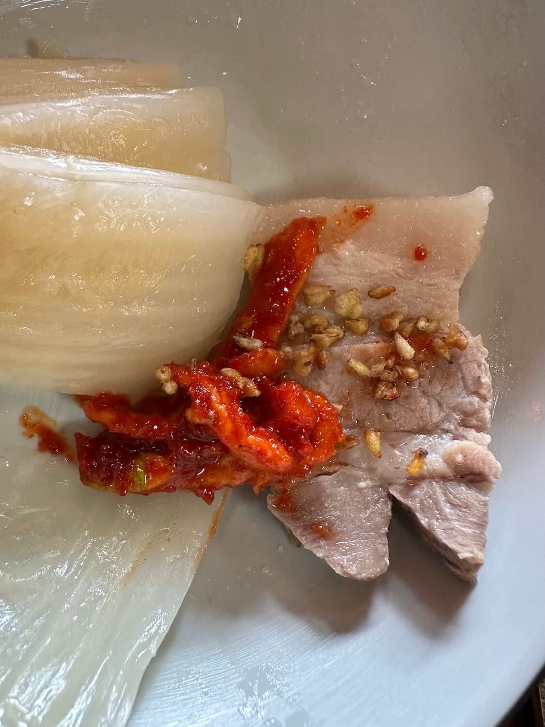 そば粉入り韓国の麺料理マッククス。ポッサムの食べ方