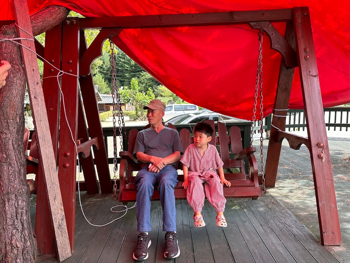 そば粉入り韓国の麺料理マッククス。食事のあとのブログ、父と甥っ子