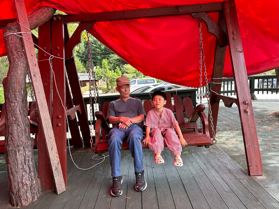 そば粉入り韓国の麺料理マッククス。食事のあとのブログ、父と甥っ子