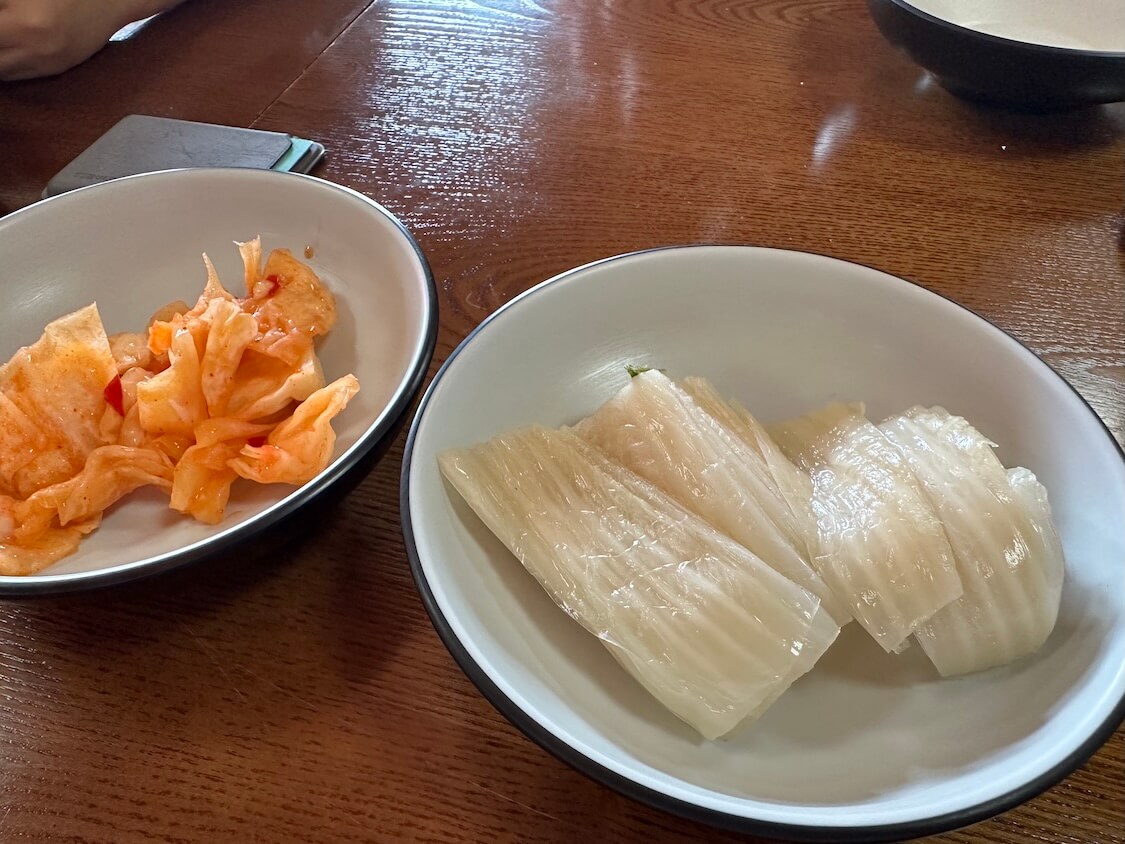 そば粉入り韓国の麺料理マッククス。付け合わせのキムチ