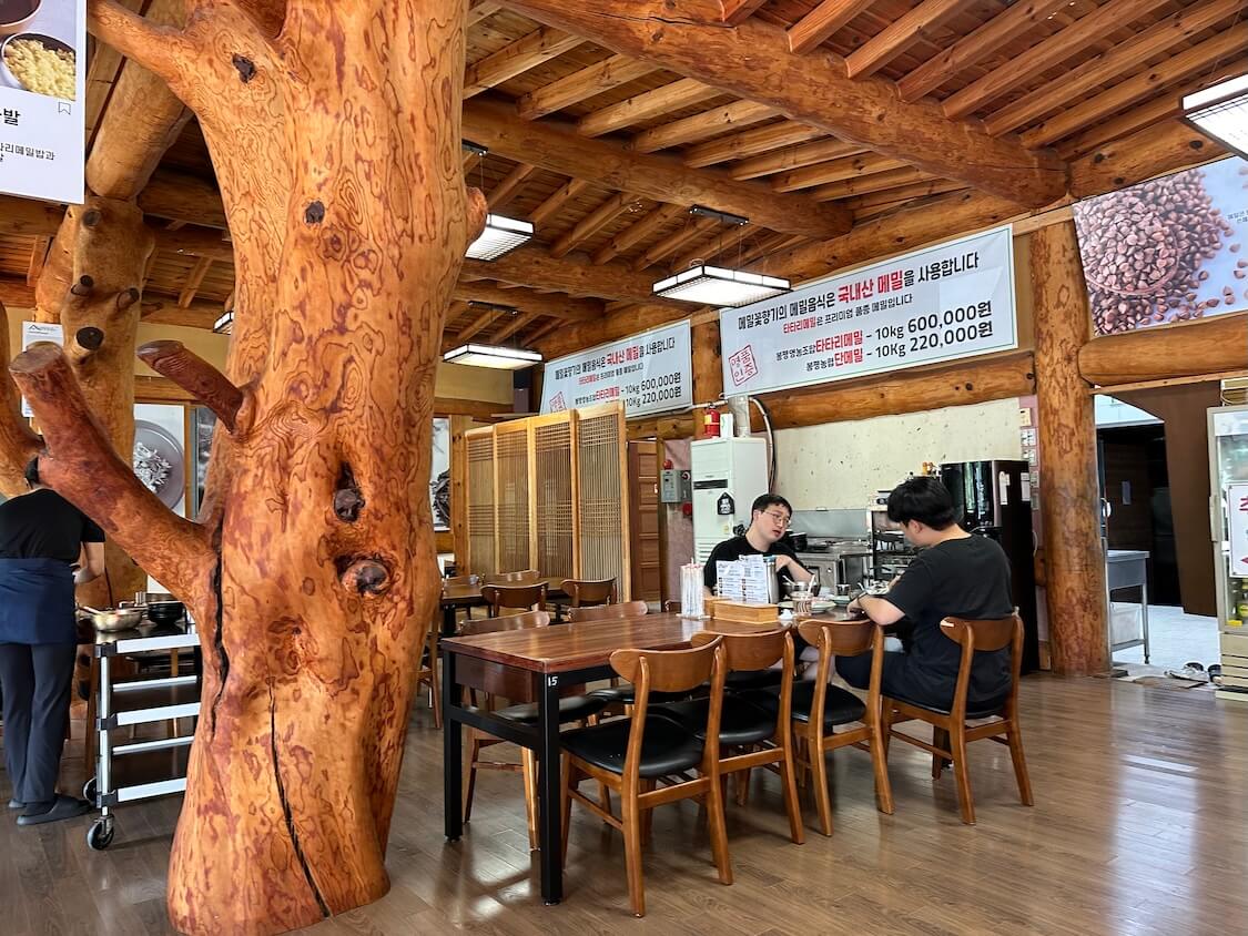 そば粉入り韓国の麺料理マッククス。蕎麦の名産地、江原道の蓬坪で美味しかった店の雰囲気