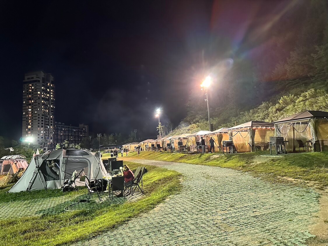 平昌フェニックスホテルの夜の風景。BBQも