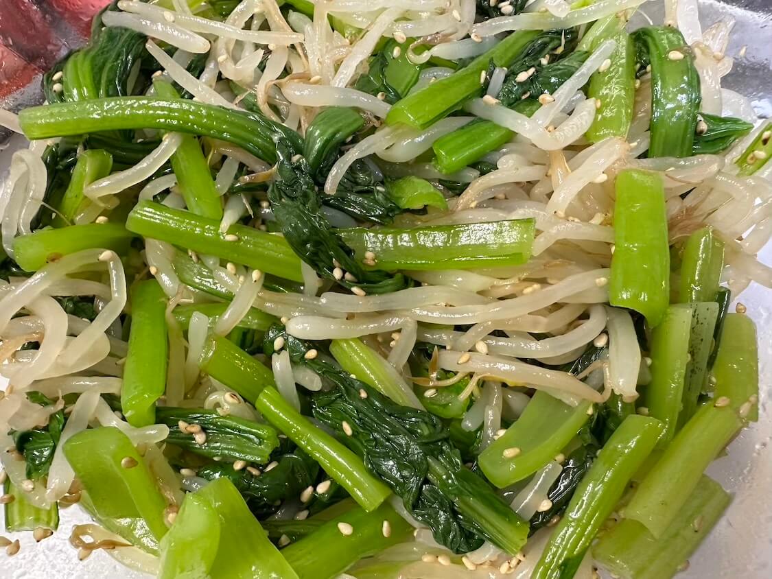 韓国のふるるビビン冷麺。付け合わせのナムルとむね肉