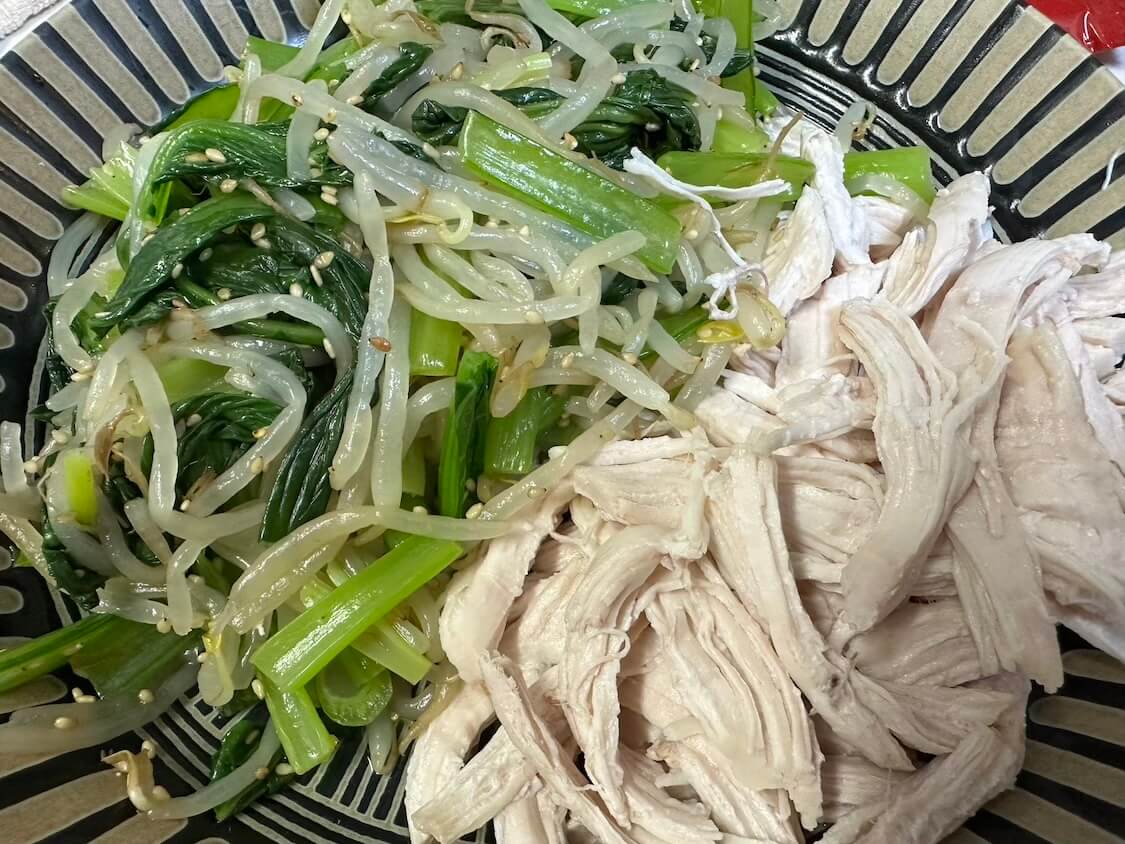 韓国のふるるビビン冷麺。付け合わせのナムルとむね肉