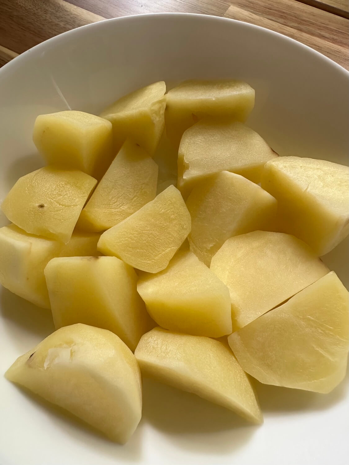 にんにく香るバジルポテト。材料はバジルペーストとじゃがいも