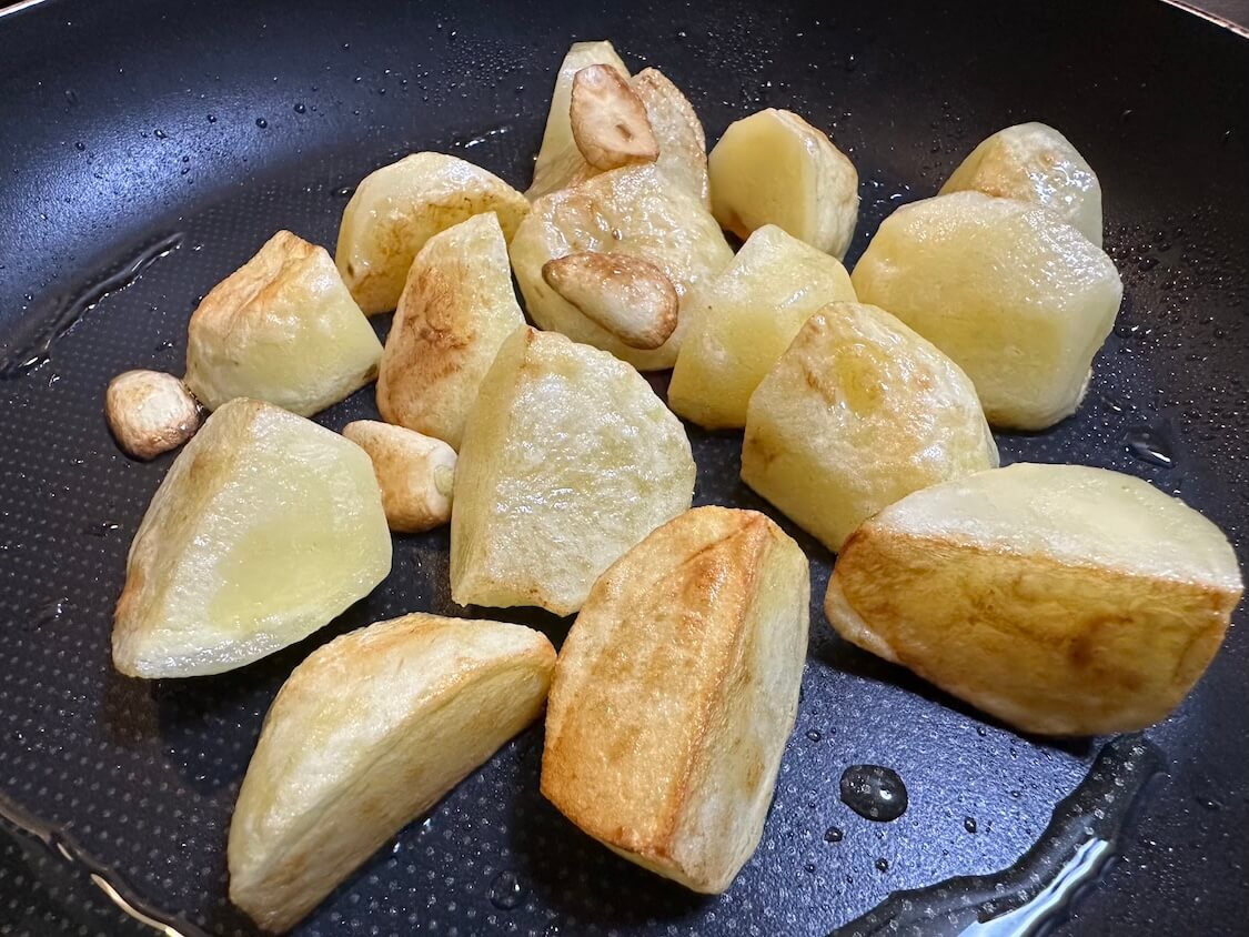 にんにく香るバジルポテトレシピ。お好みでベーコンも