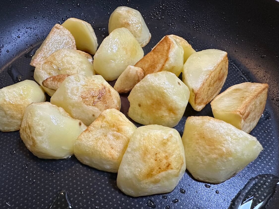 にんにく香るバジルポテトレシピ。お好みでベーコンも