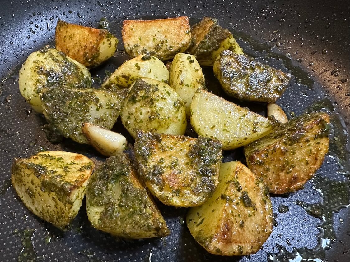 にんにく香るバジルポテト。バジルペーストで作れる簡単おかず&おつまみ