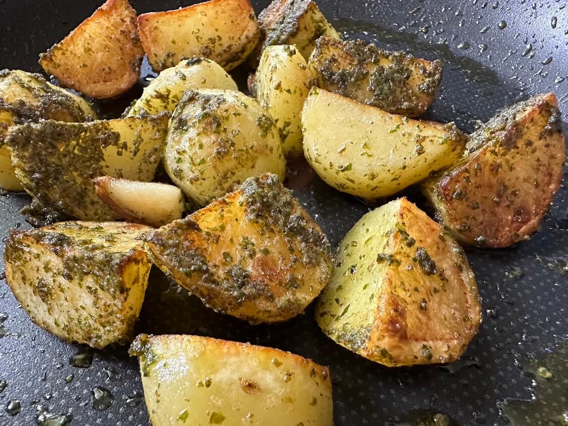 にんにく香るバジルポテト。バジルペーストで作れる簡単おかず&おつまみ