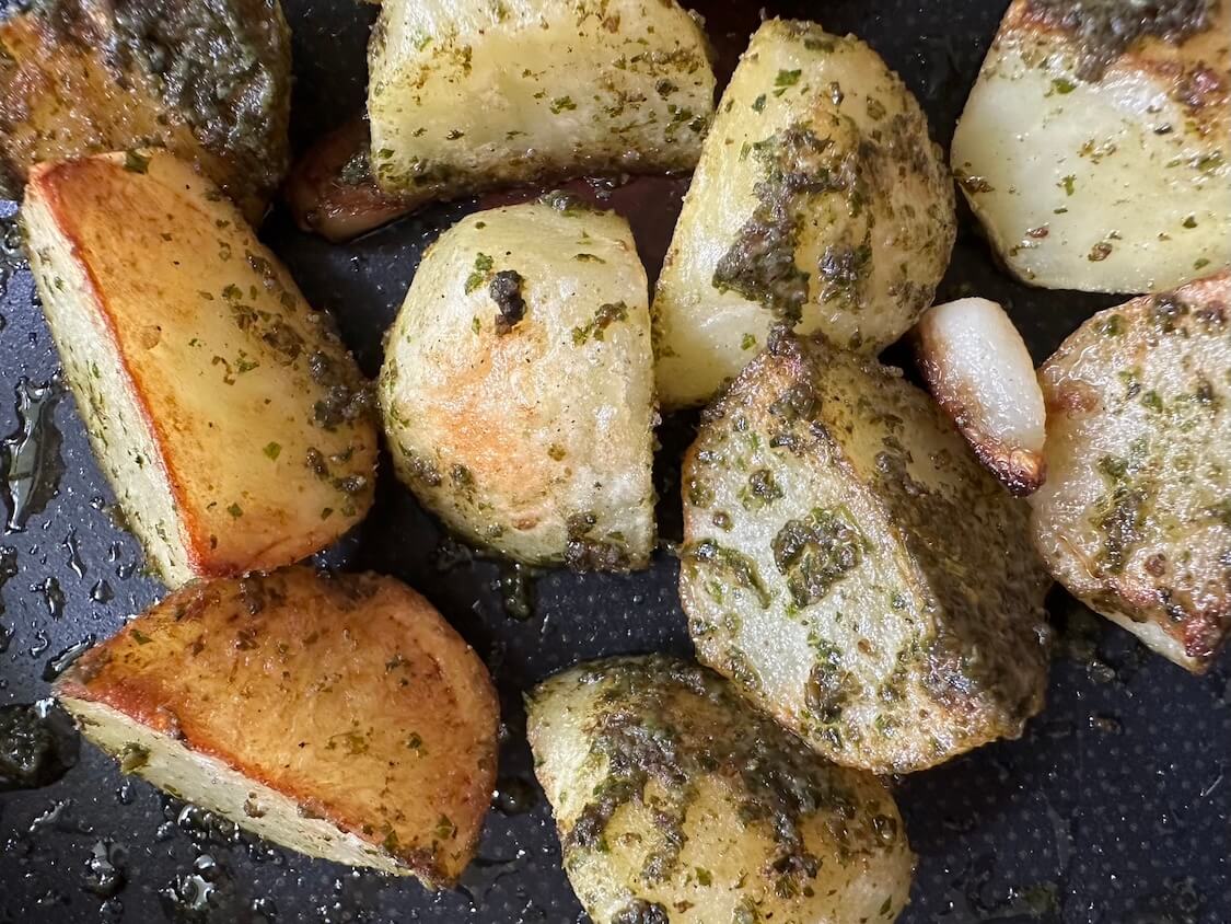 にんにく香るバジルポテト。バジルペーストで作れる簡単おかず&おつまみ
