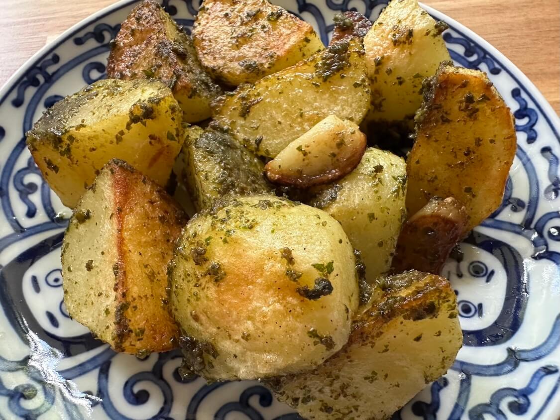 にんにく香るバジルポテト。バジルペーストで作れる簡単おかず&おつまみ