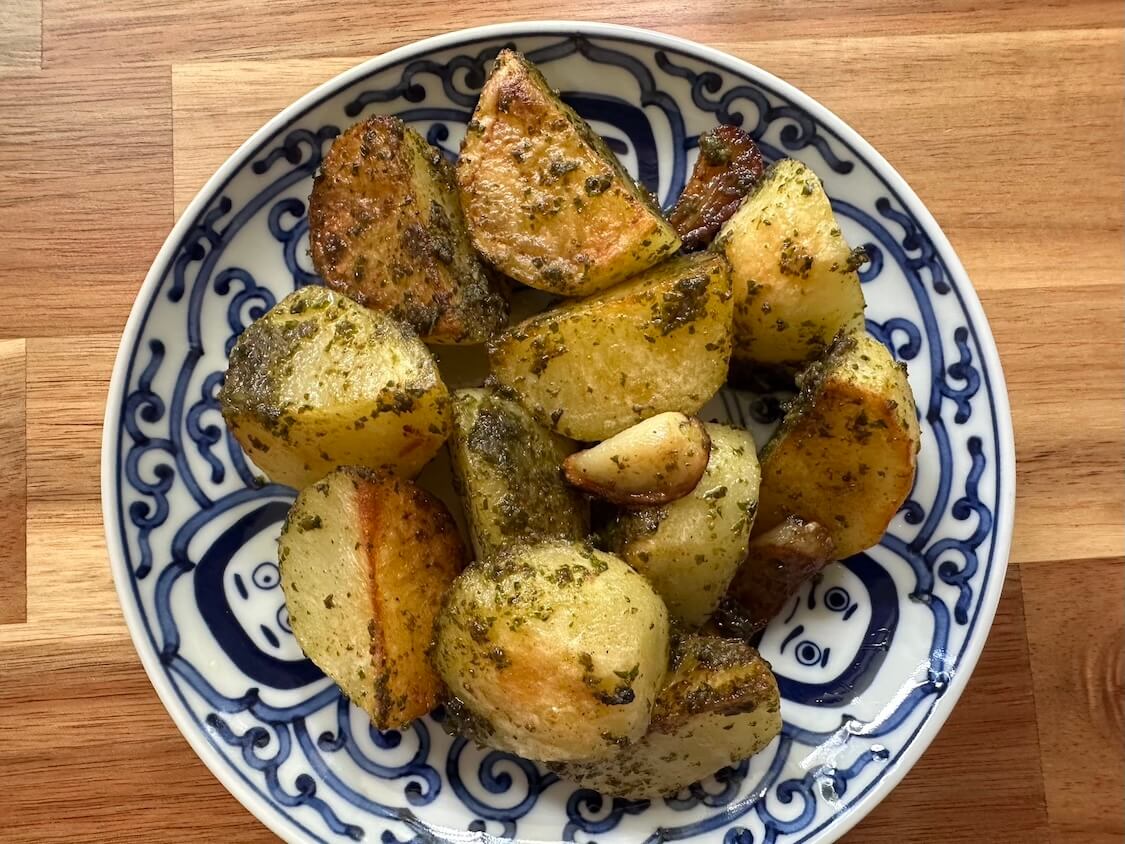 にんにく香るバジルポテト。バジルペーストで作れる簡単おかず&おつまみ