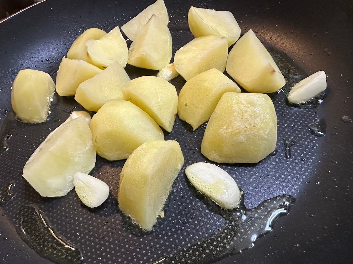 にんにく香るバジルポテトレシピ。ニンニクを入れるタイミング