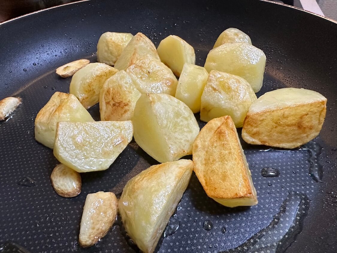 にんにく香るバジルポテトレシピ。簡単おつまみ