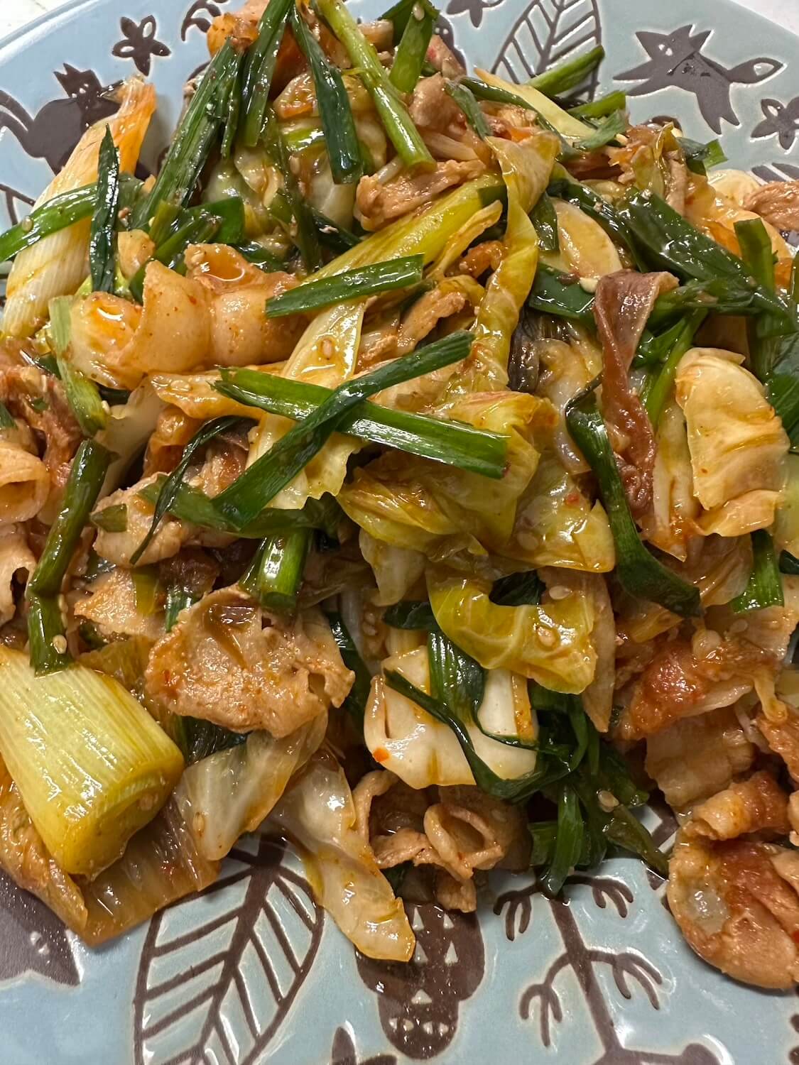 野菜たっぷり豚キムチ炒め。キャベツの甘みとキムチの辛みがやみつき！