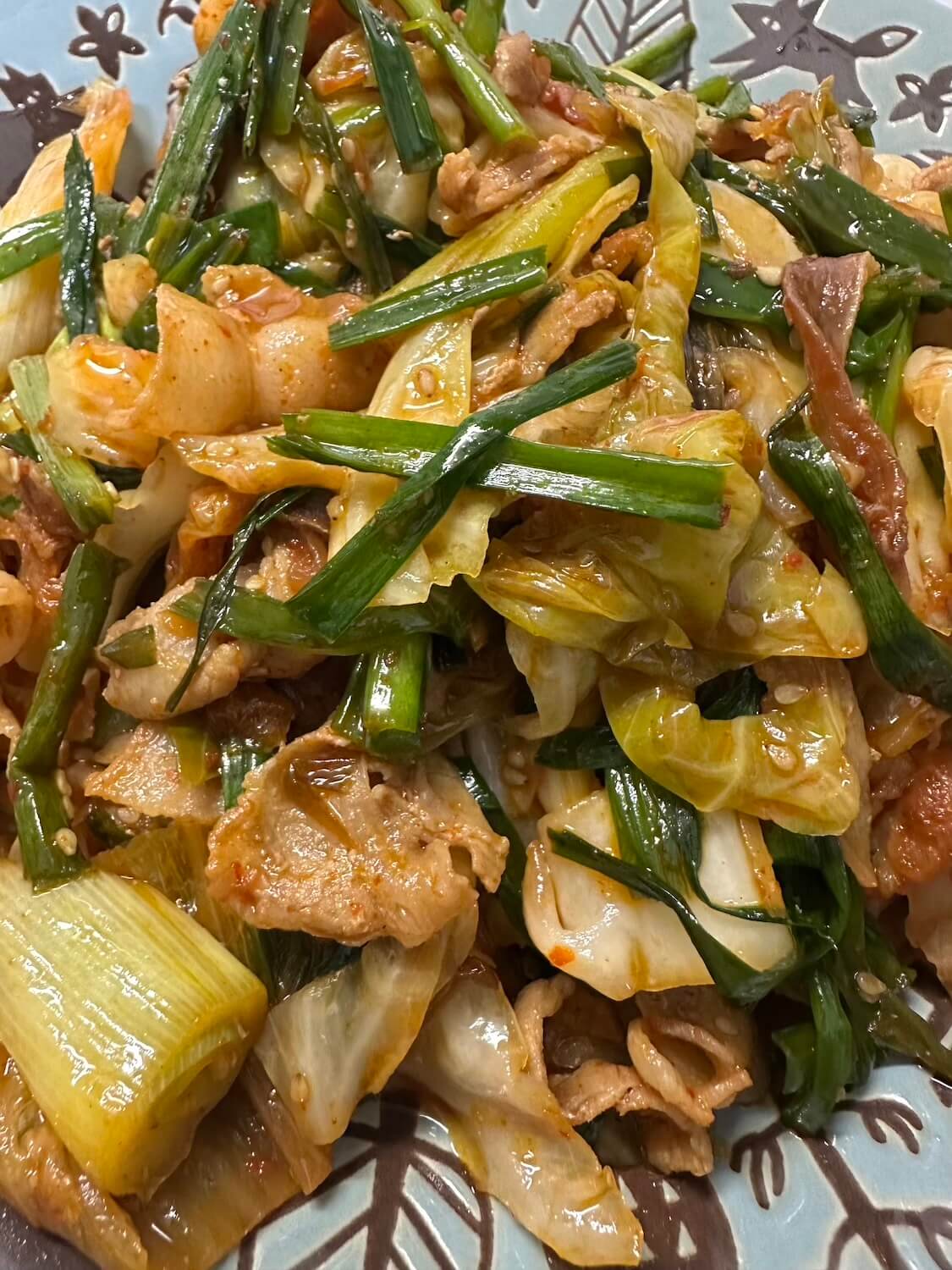 野菜たっぷり豚キムチ炒め。キャベツの甘みとキムチの辛みがやみつき！