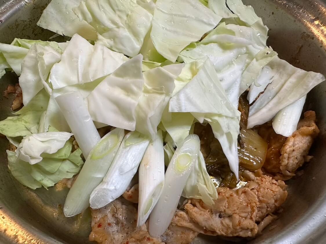 野菜たっぷり豚キムチ炒めレシピ。キャベツと長ねぎ