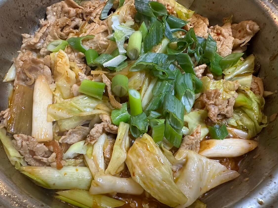 野菜たっぷり豚キムチ炒めレシピ。キャベツと長ねぎ