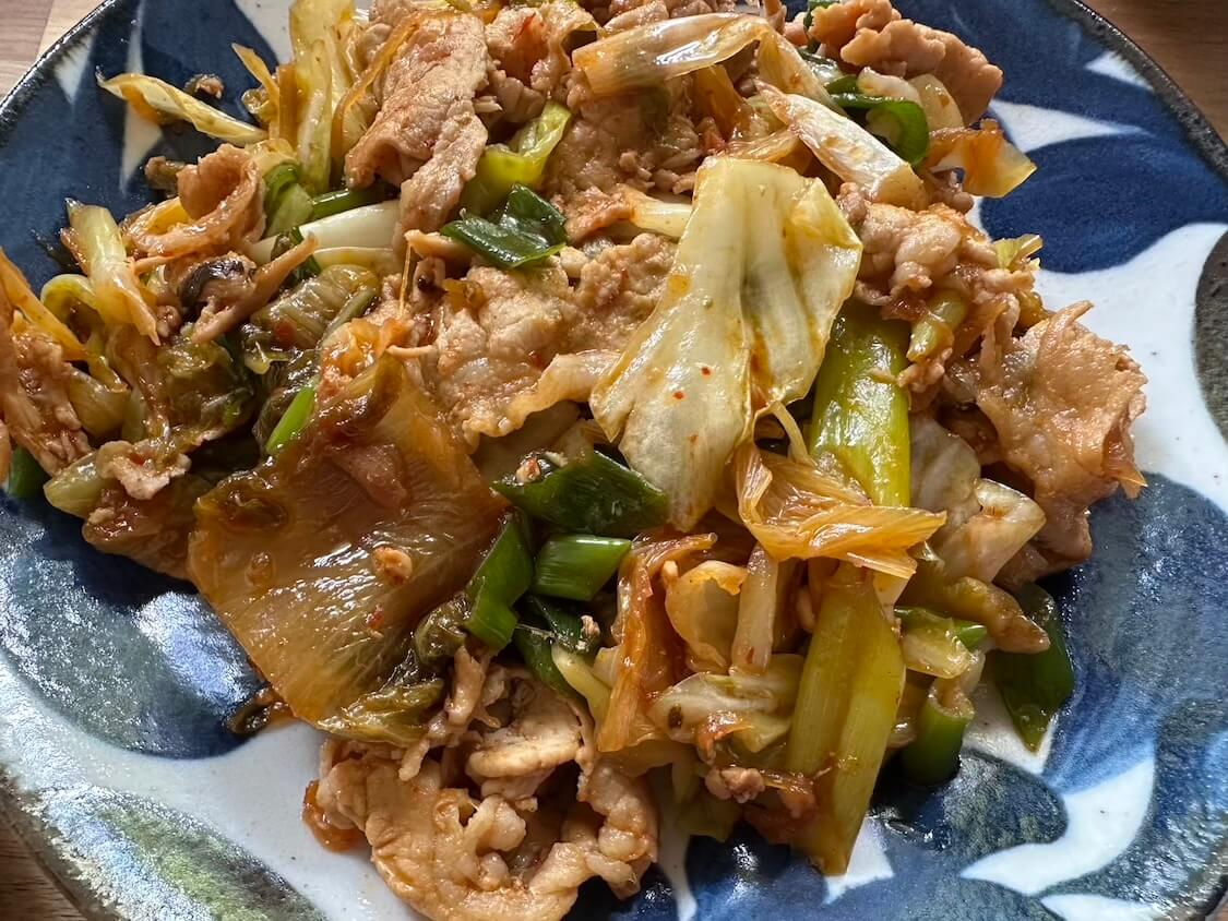 野菜たっぷり豚キムチ炒め。キャベツの甘みとキムチの辛みがやみつき！