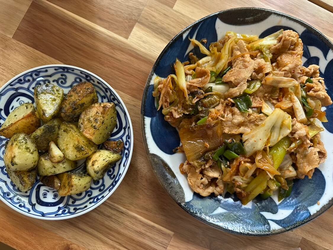 野菜たっぷり豚キムチ炒めレシピ。献立のバジルポテト