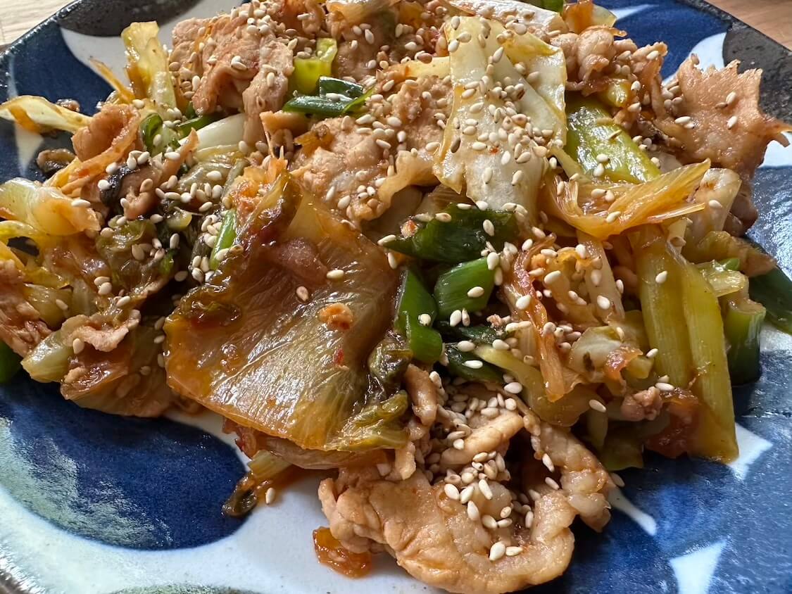 野菜たっぷり豚キムチ炒め。キャベツの甘みとキムチの辛みがやみつき！