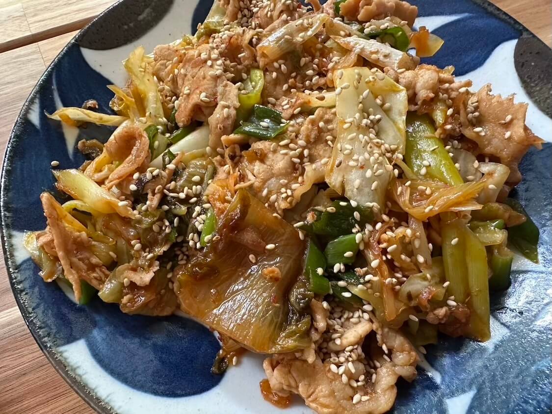 野菜たっぷり豚キムチ炒め。キャベツの甘みとキムチの辛みがやみつき！