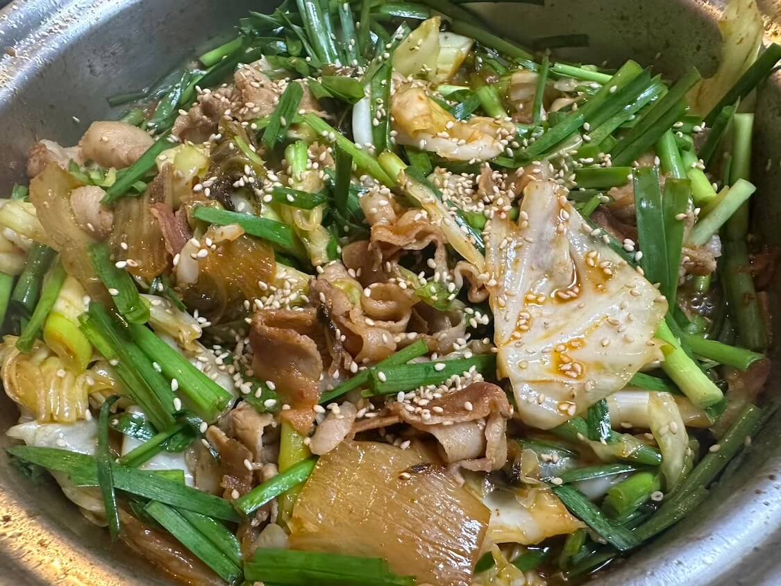 野菜たっぷり豚キムチ炒め。キャベツの甘みとキムチの辛みがやみつき！