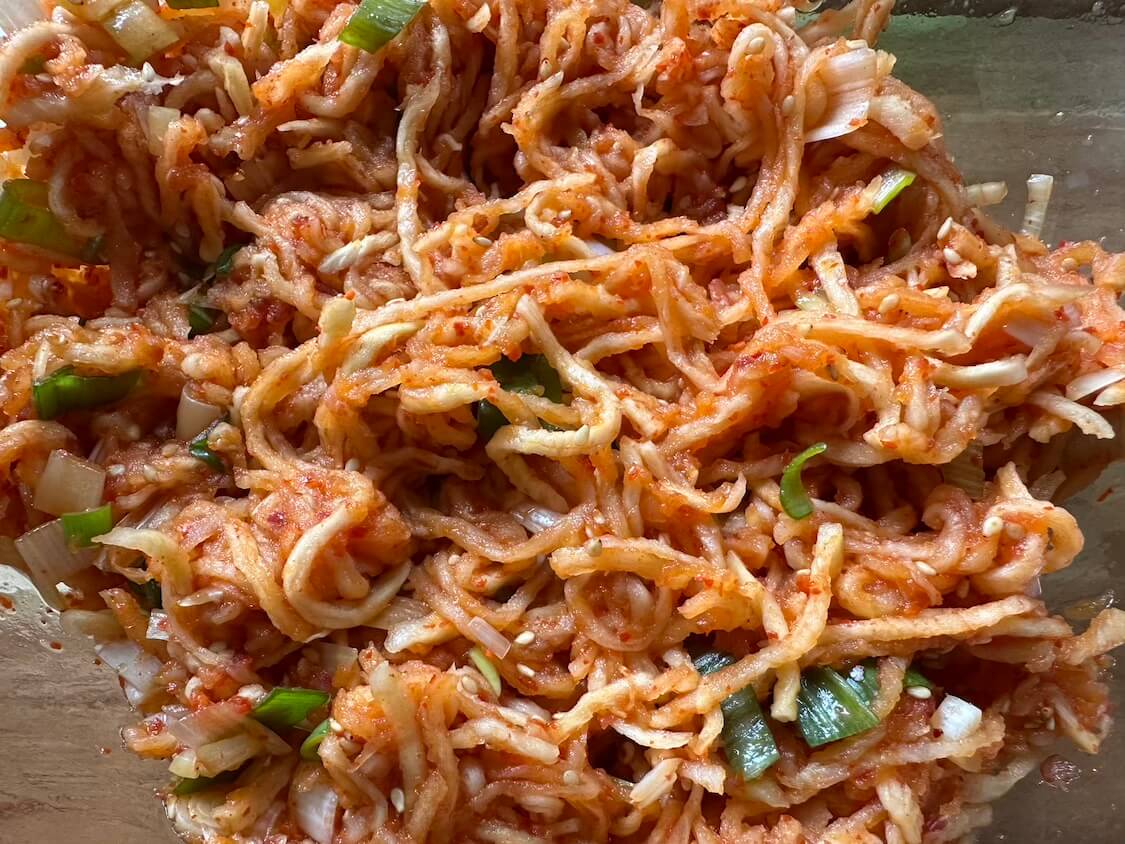 納豆で作る韓国料理、チョングッチャンチゲ。付け合せの切り干し大根キムチ