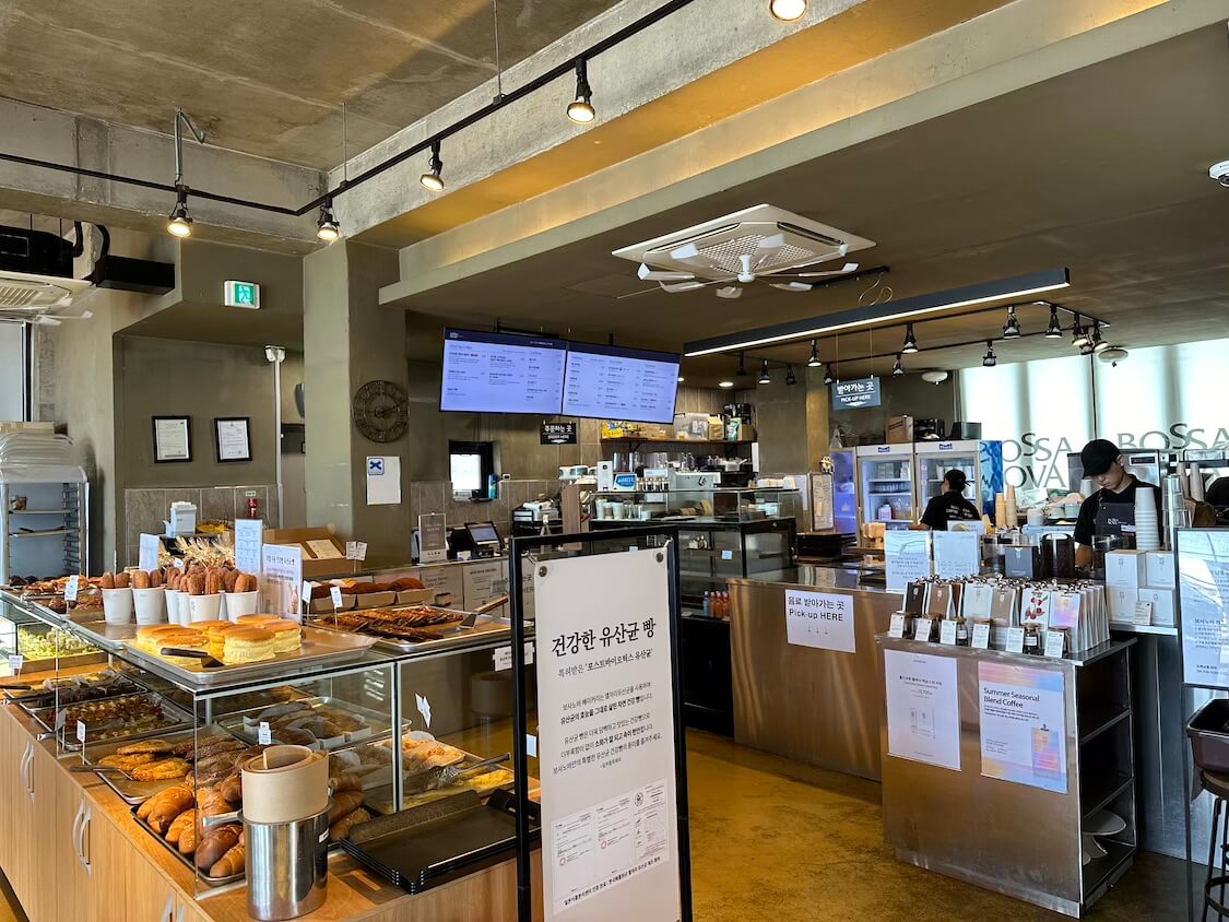 韓国の江陵観光。人気のコーヒー通りのお店、ベーカリーカフェ