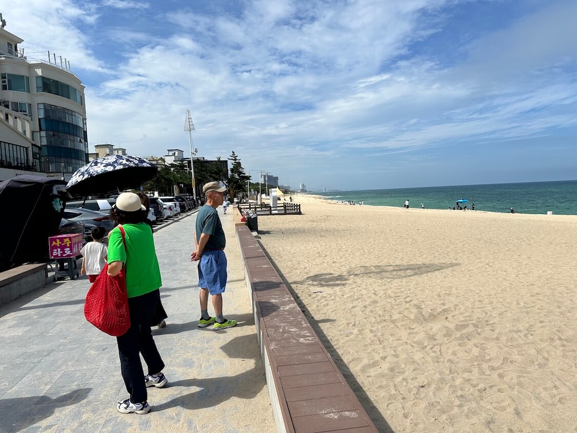 韓国の江陵観光。人気の海辺とコーヒー通りの景色