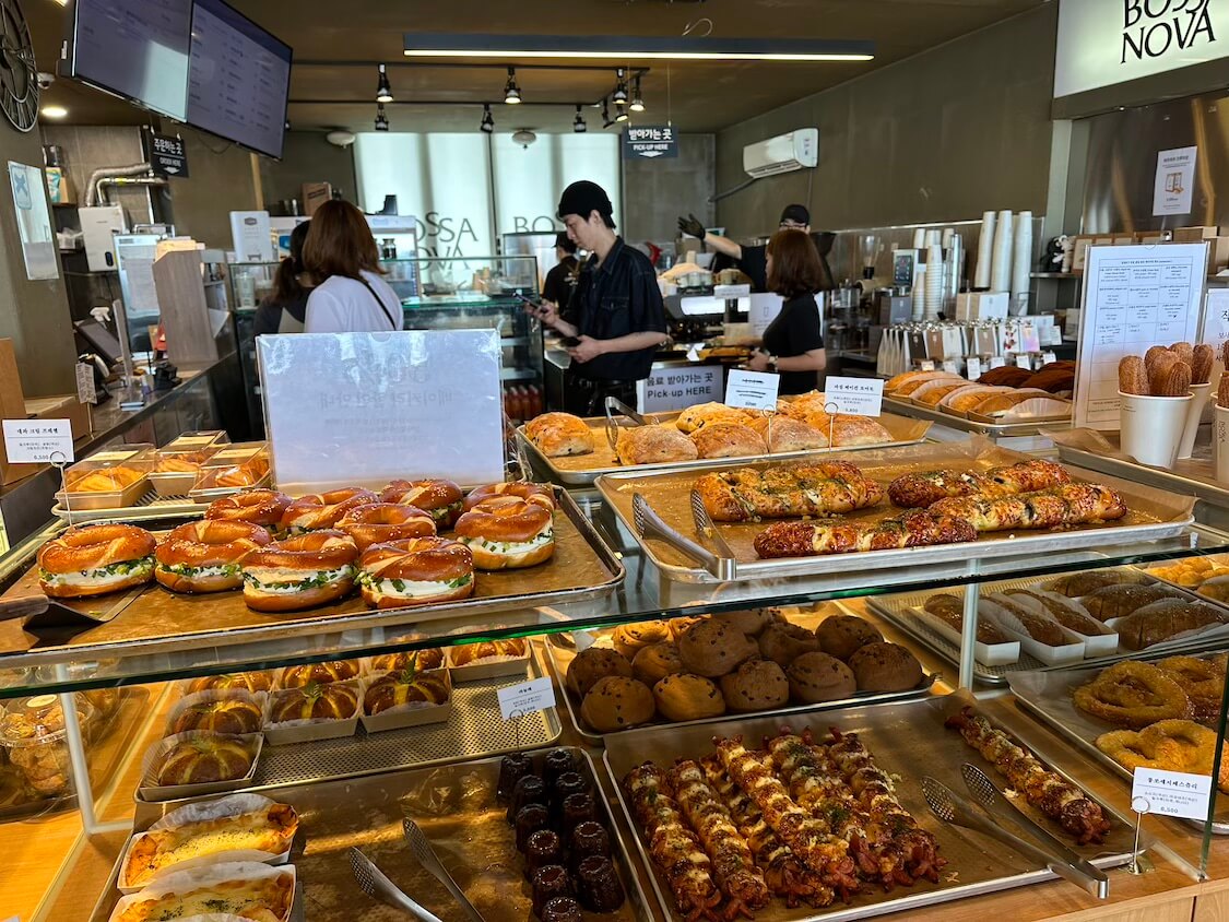 韓国の江陵観光。人気のコーヒー通りのお店、ベーカリーカフェ