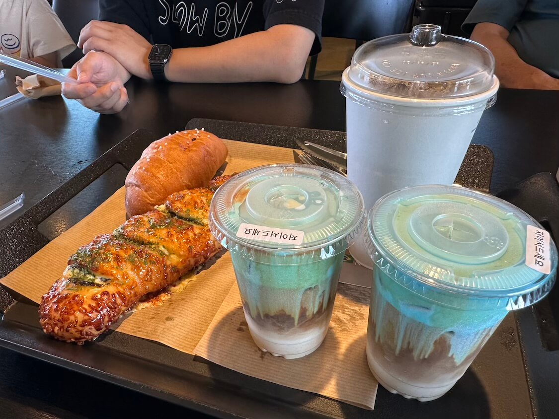 韓国の江陵観光。人気のコーヒー通りのお店、ベーカリーカフェ