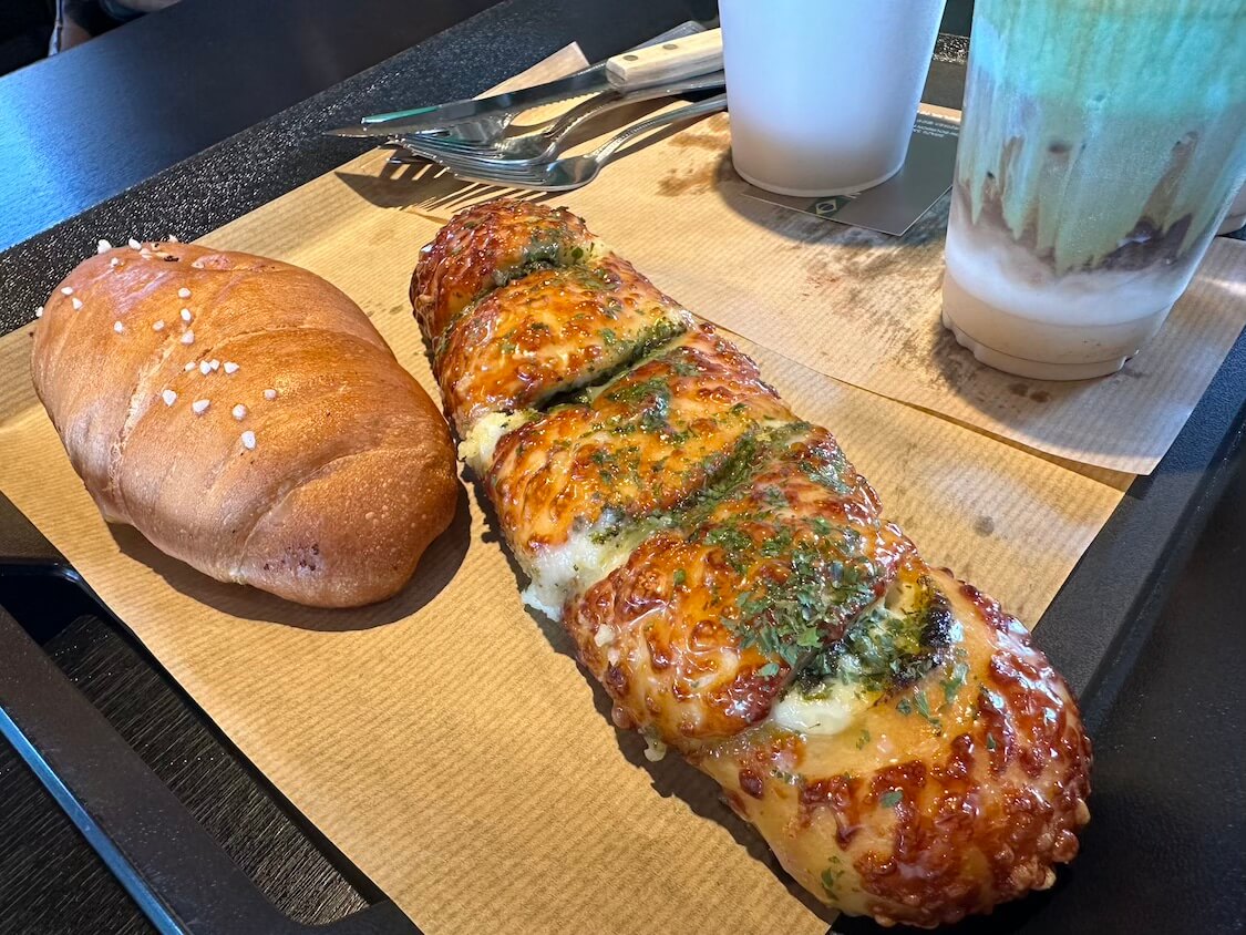 韓国の江陵観光。人気のコーヒー通りのお店、ベーカリーカフェ