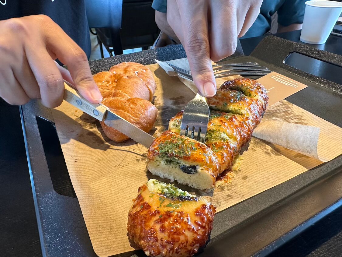 韓国の江陵観光。人気のコーヒー通りのお店、ベーカリーカフェ