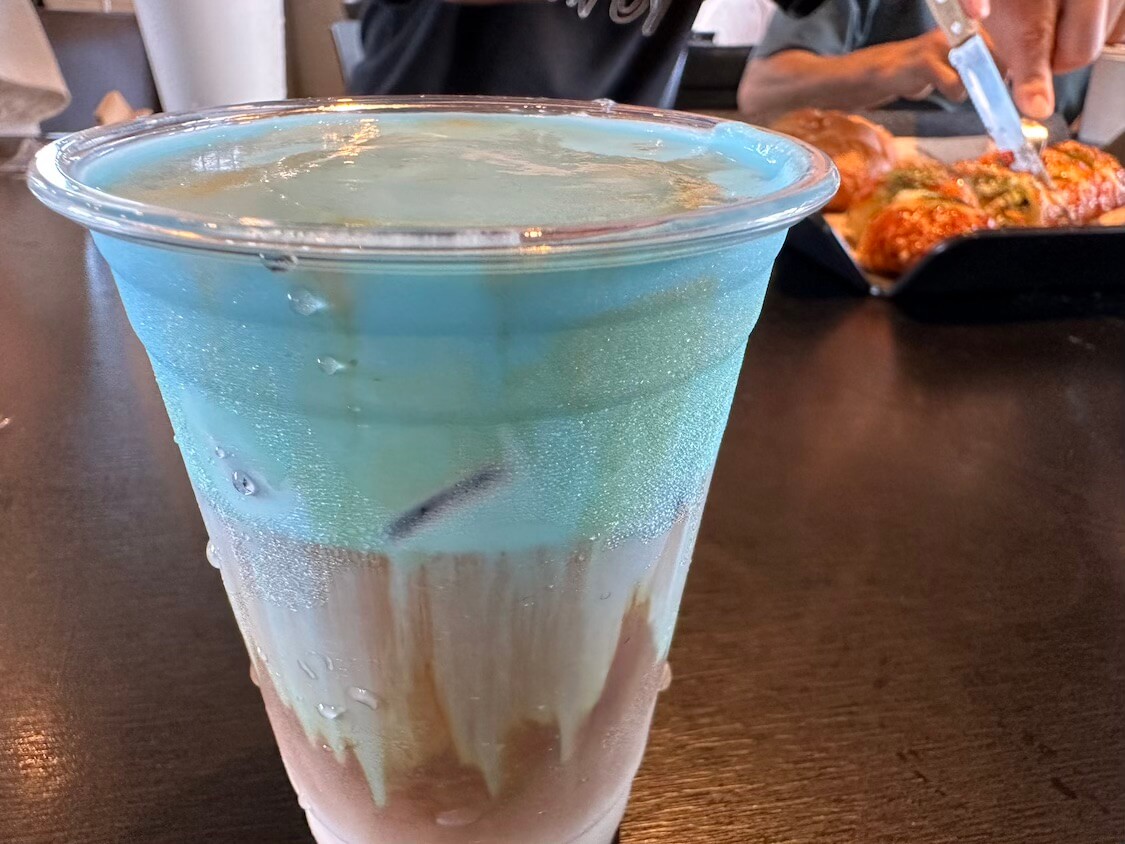 韓国の江陵観光。人気のコーヒー通りのお店、シグニチャーの飲み物